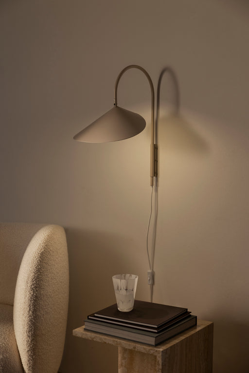 Ferm Living Arum Wall Lamp - lampada da parete girevole, cashmere